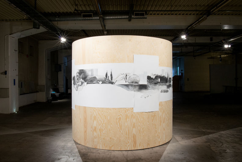 Billedkunstner Solfrid Elise Lindblom sitt avgangsverk ved Kunstakademiet i Tromsø, UiT. Verket er en installasjon som består av tegninger i kull, akryl og blyant på papir, montert på en tresylinder. Utstillingen ble arrangert av Tromsø Kunstforening, kuratert av Karolin Tampere, og vist i de gamle industrilokalene til Mack, Tromsø.