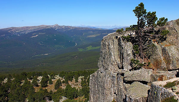 Pico_Urbión_desde_el_Castillo_de_Vinuesa.JPG