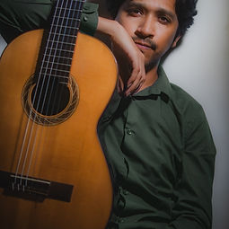 Guitarrista clásico, arreglista y compositor regiomontano. Concertista solista, intérprete de repertorio versátil, ejecutado en los recursos técnicos de la guitarra clásica.
"GUITARRA SIN FRONTERAS"
Sus programas de concierto rechazan la eterna dicotomía de la música "popular" y la música "clásica/formal/culta", hallando un punto de convergencia en su ejecución, y adaptándose a cualquier tipo de público, en la modalidad Concierto de Escucha Atenta.