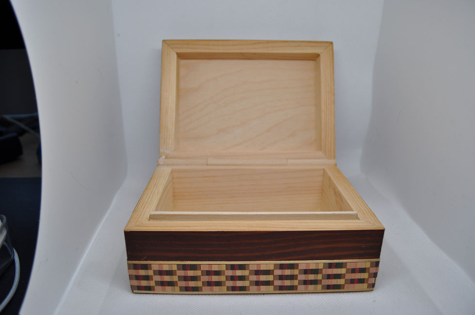Miniaturbild: Holzschatulle mit Stroh verziert 14 x 10.5 x 7 cm