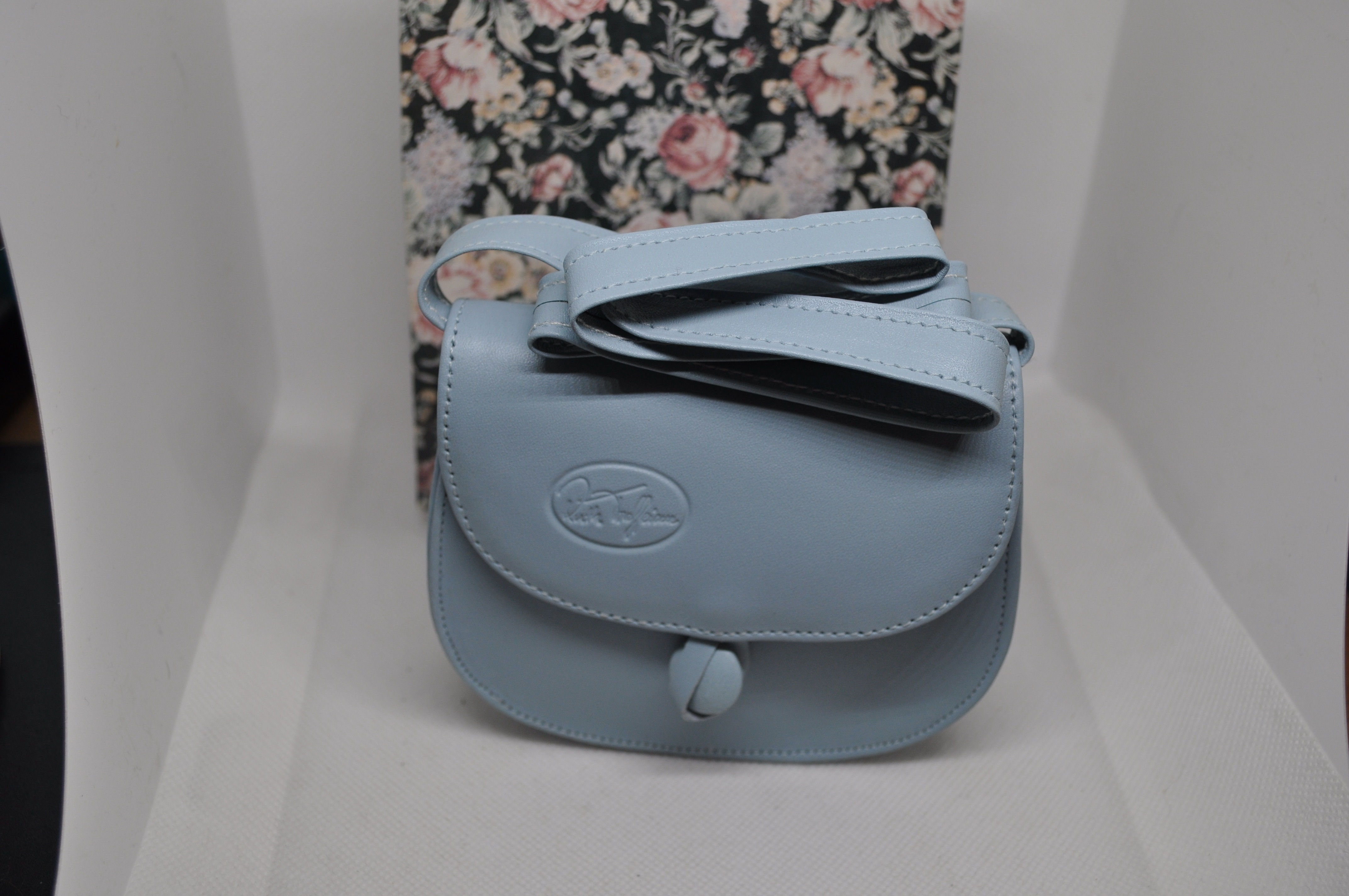 Leder-Umhängetasche von Ruth Treffeisen ca. 11 x 9 cm