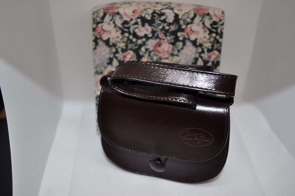 Leder-Umhängetasche von Ruth Treffeisen ca. 11 x 9 cm