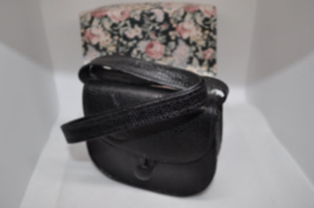 Leder-Umhängetasche von Ruth Treffeisen ca. 11 x 9 cm