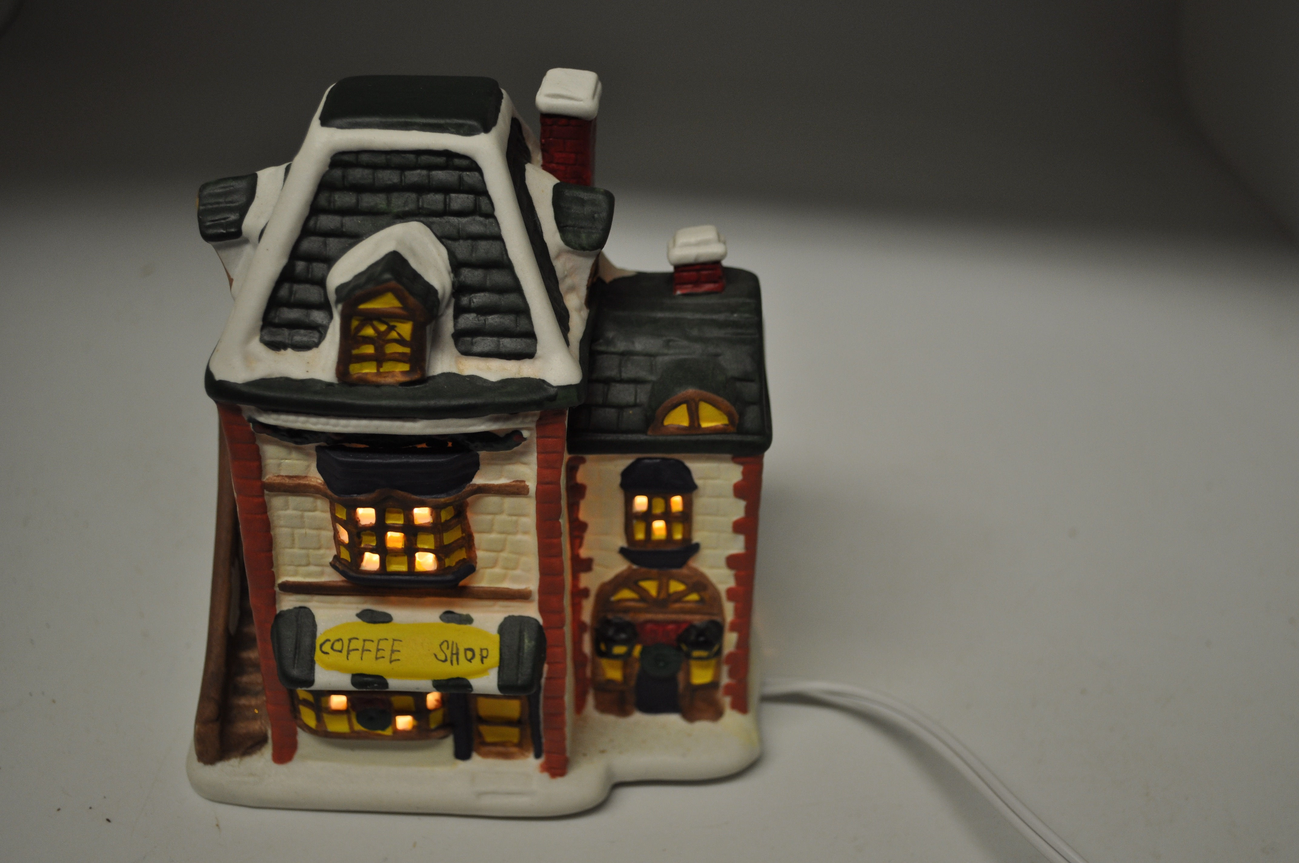Keramik Winterhaus beleuchtet