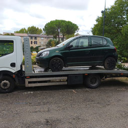 Toyota Yaris de 2000 sur dépanneuse JLR Auto à Villecroze.