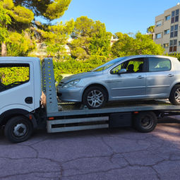 Peugeot 307 de 2005 sur dépanneuse JLR Auto à Toulon.