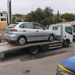Volkswagen Golf de 2007 sur dépanneuse JLR Auto à Fréjus.