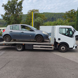 Renault Clio 3 de 2006 sur dépanneuse JLR Auto à Draguignan.