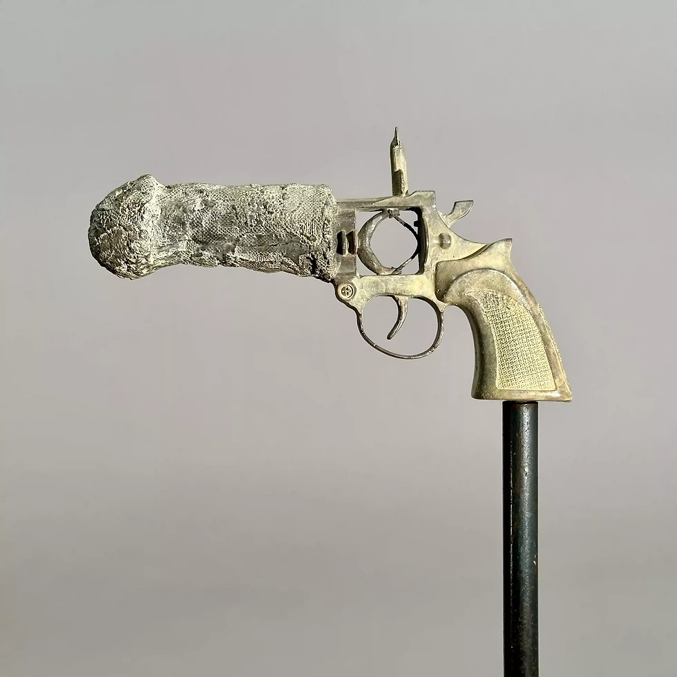 Miniature : Sculpture de bronze d'un fusil blanchâtre gauche dans la dentelle, série violence désarmée par l'artiste De Leclerc