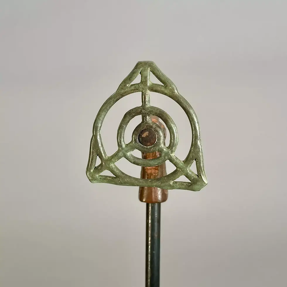 Miniature : Sculpture de bronze d'un fusil orangé point de mise face, série violence désarmée par l'artiste De Leclerc