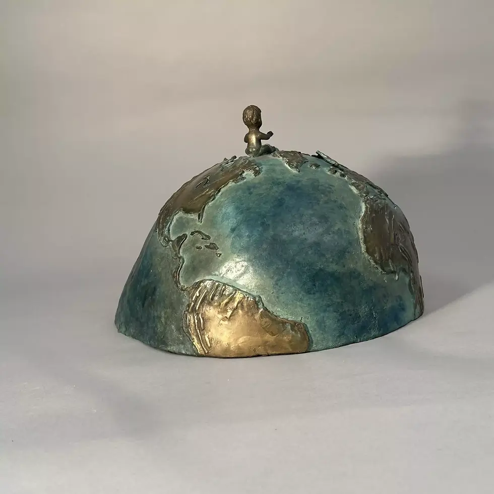 Miniature : sculpture de bronze,  ventre de femme enceinte, bébé sur le nombril, dos,  série état d'urgence par l'artiste De Leclerc