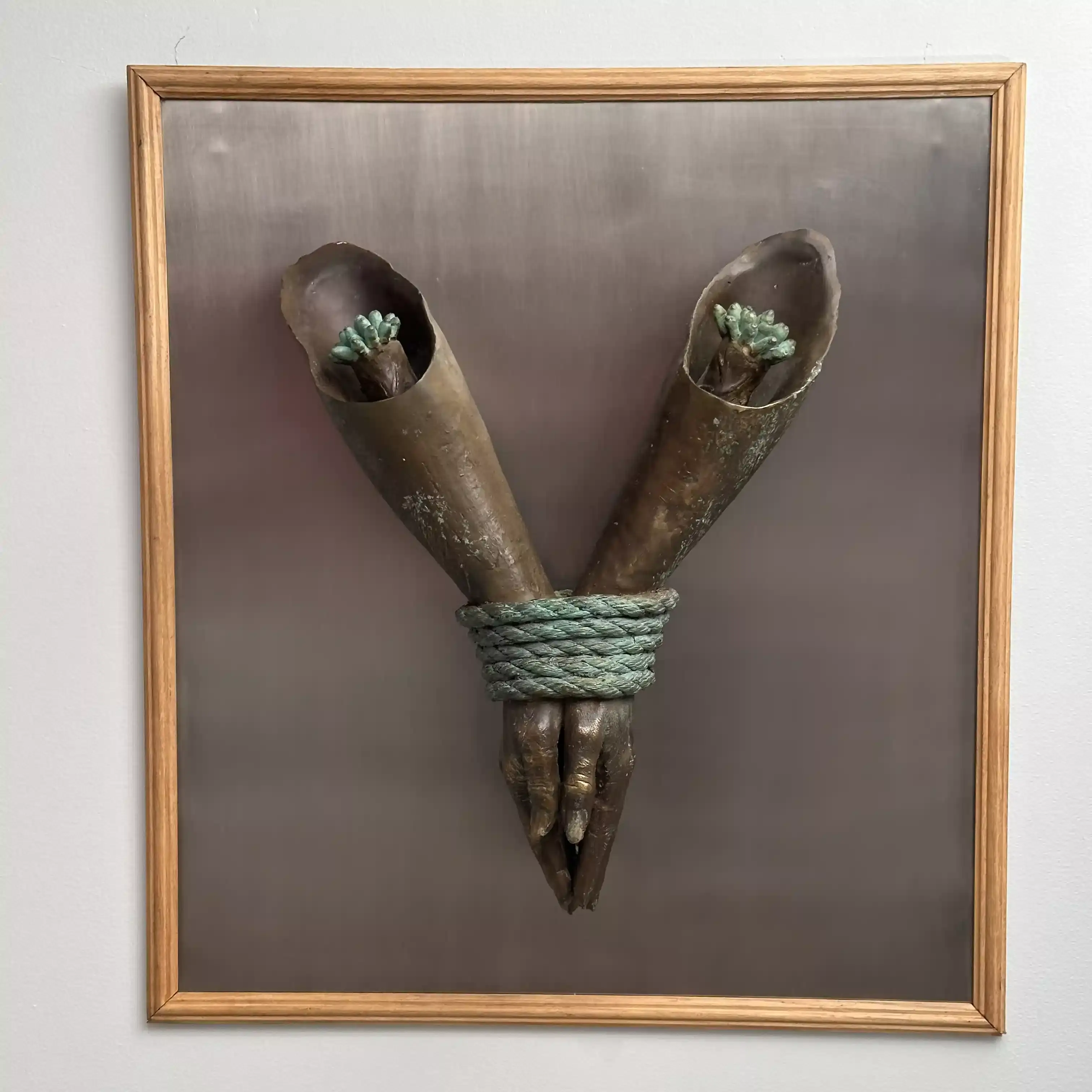 sculpture de bronze, prière pour la terre avec deux mains tenu avec un corde, série état d'urgence par l'artiste De Leclerc