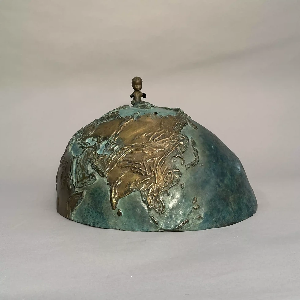 sculpture de bronze, ventre de femme enceinte avec un bébé sur le nombril, série état d'urgence par l'artiste De Leclerc