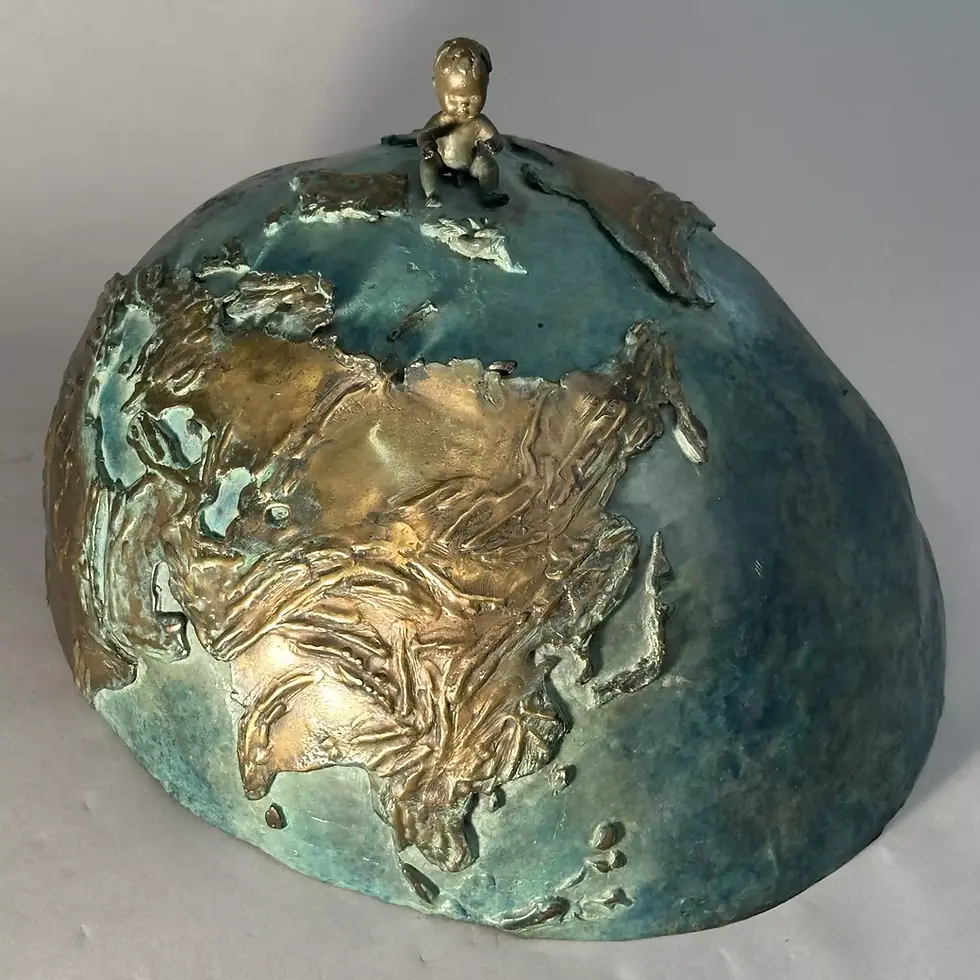 Miniature : sculpture de bronze,  ventre de femme enceinte, bébé sur le nombril,  vue haut, série état d'urgence par l'artiste De Leclerc