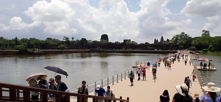Cambodia_SiemReap_AngkorWat_FloatingBrid