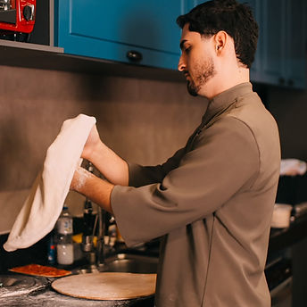 João fazendo pizza.jpeg