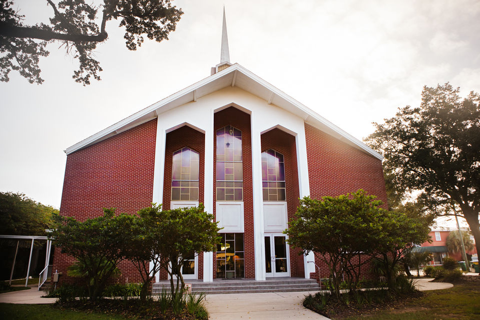 Exterior view of First Baptist Church Ocean Springs in Ocean Springs, Mississippi