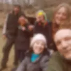 Gruppo di sei persone sorridenti all'aperto.