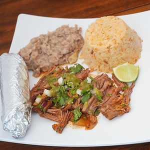 Birria con arroz y frijoles