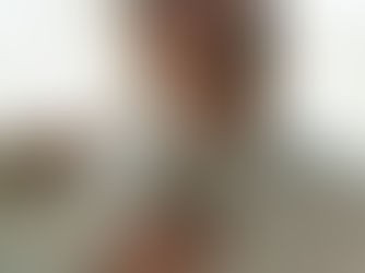 Mulher com mão no peito e olhos fechados em momento de presença consciente — reconexão com o corpo no processo de cura emocional e sexual.