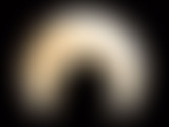 Silhueta de mulher com cabelos cacheados contra uma lua cheia gigante, representando a conexão entre o ciclo menstrual e as fases da lua para o desejo feminino.