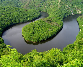 FRANCE_-_Auvergne_-_QUEUILLE_-_Le_méandr