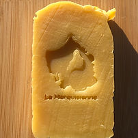 pain de savon rectangulaire de couleur orangée avec logo La Marquisienne