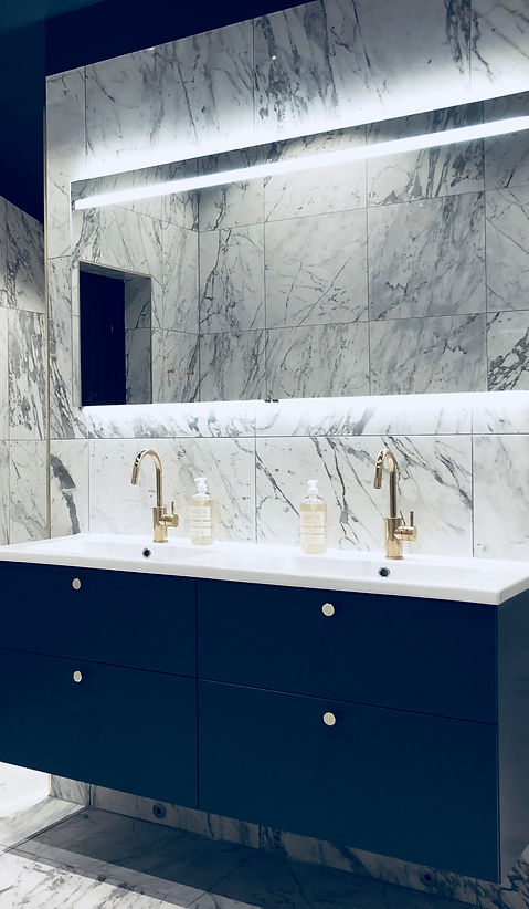 Badrum med dubbelkommod