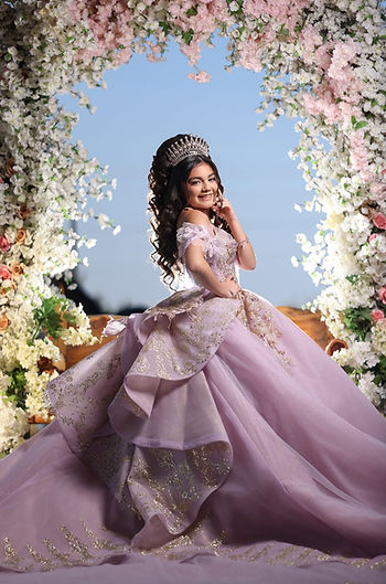 Quinceañera Photoshoot Experience by Quinceañeras Magazine in Kansas City, offering dress rental, crinoline, crown and accessories, professional hair and makeup, edited digital photography and a 20×30 metal portrait for families throughout the Midwest.