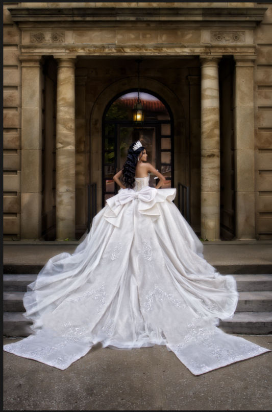 Learn how to choose the right quinceañera photographer with expert tips on style, experience, pricing, and questions to ask before booking.