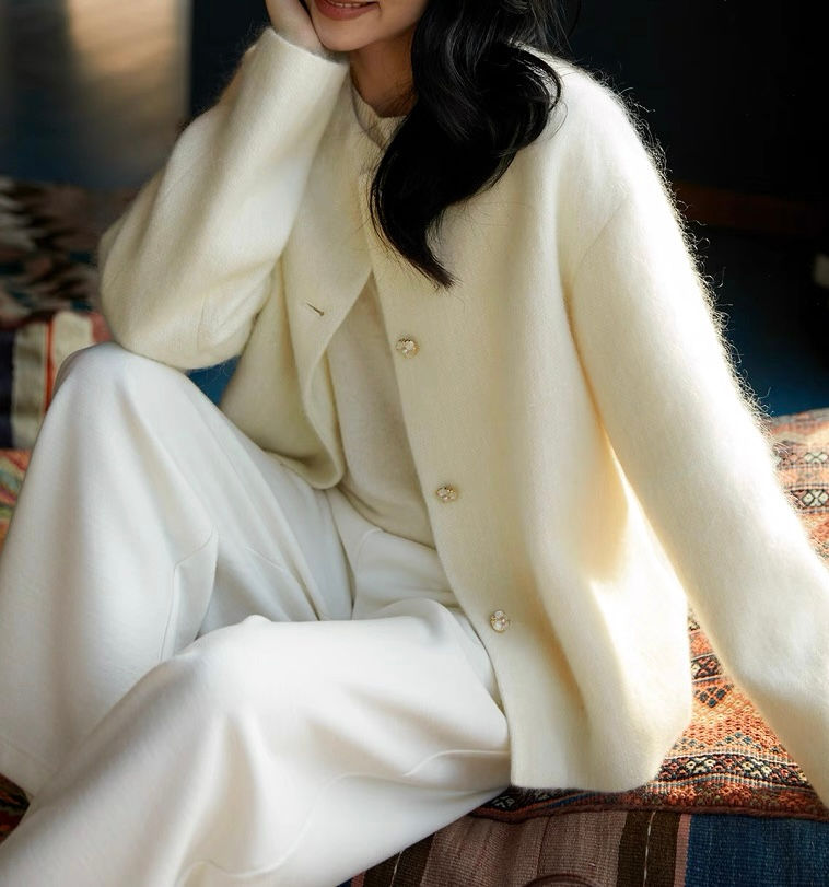 【色彩美學】別再穿一身黑!掌握 8 組「白色配色公式」,穿出40+女性專屬的「日雜氣質感」