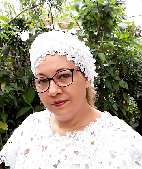 Foto da Iyanifá Ifajuwon em trages brancos religiosos