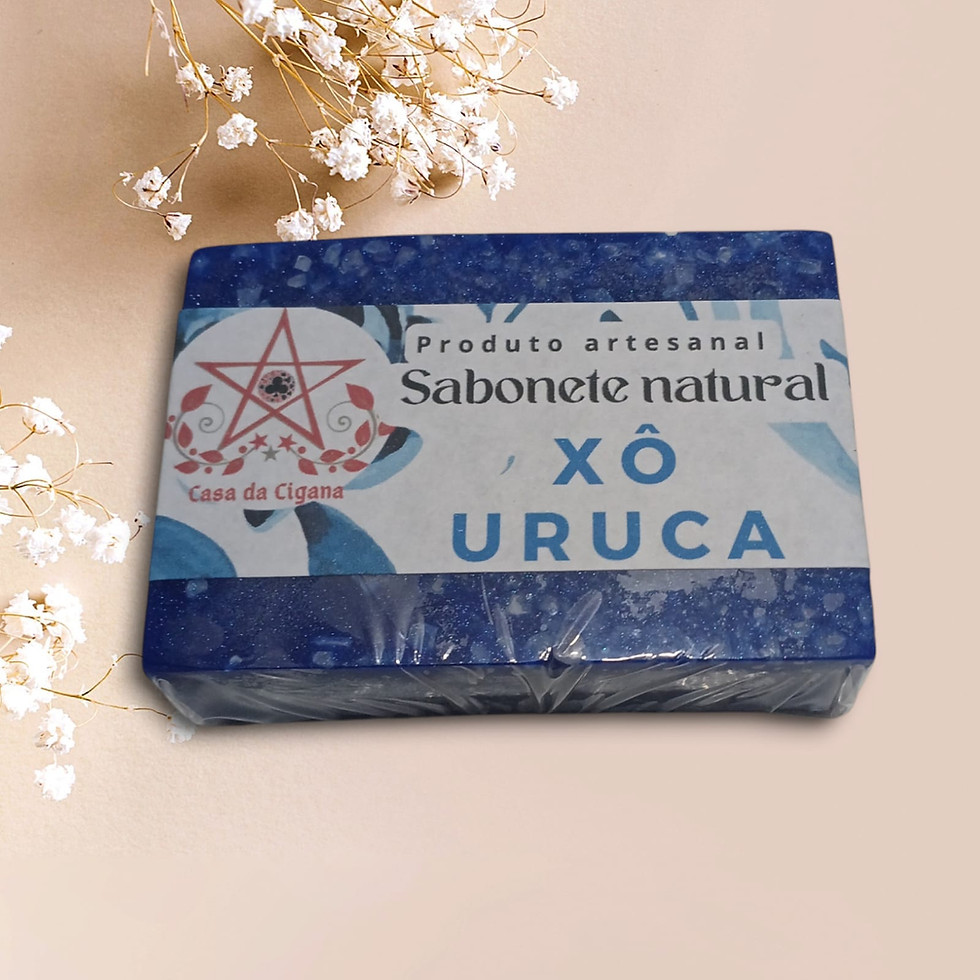 Sabonete energético azul com pontos brancos de sal grosso e rótulo com a nome Xô Uruca
