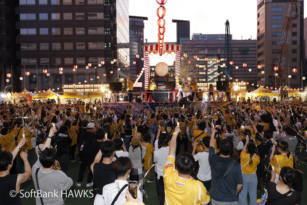 やまり　鷹祭 篠田麻里子、地元凱旋でFピッチに登場 豪快な投球もノーバンなら