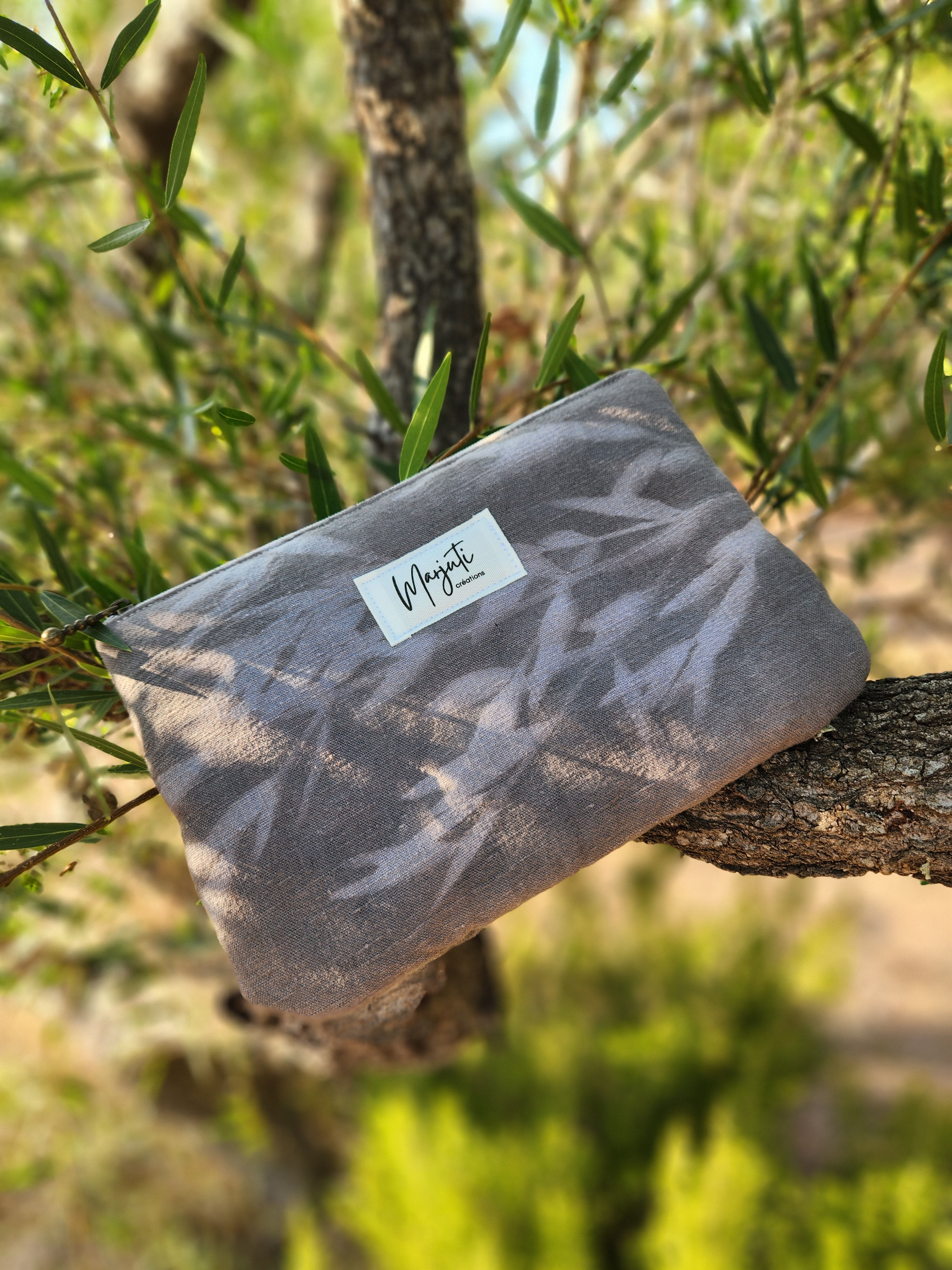 Pochette zippée en lin ancien gris taupe avec empreinte de feuilles de filaire Marjuti
