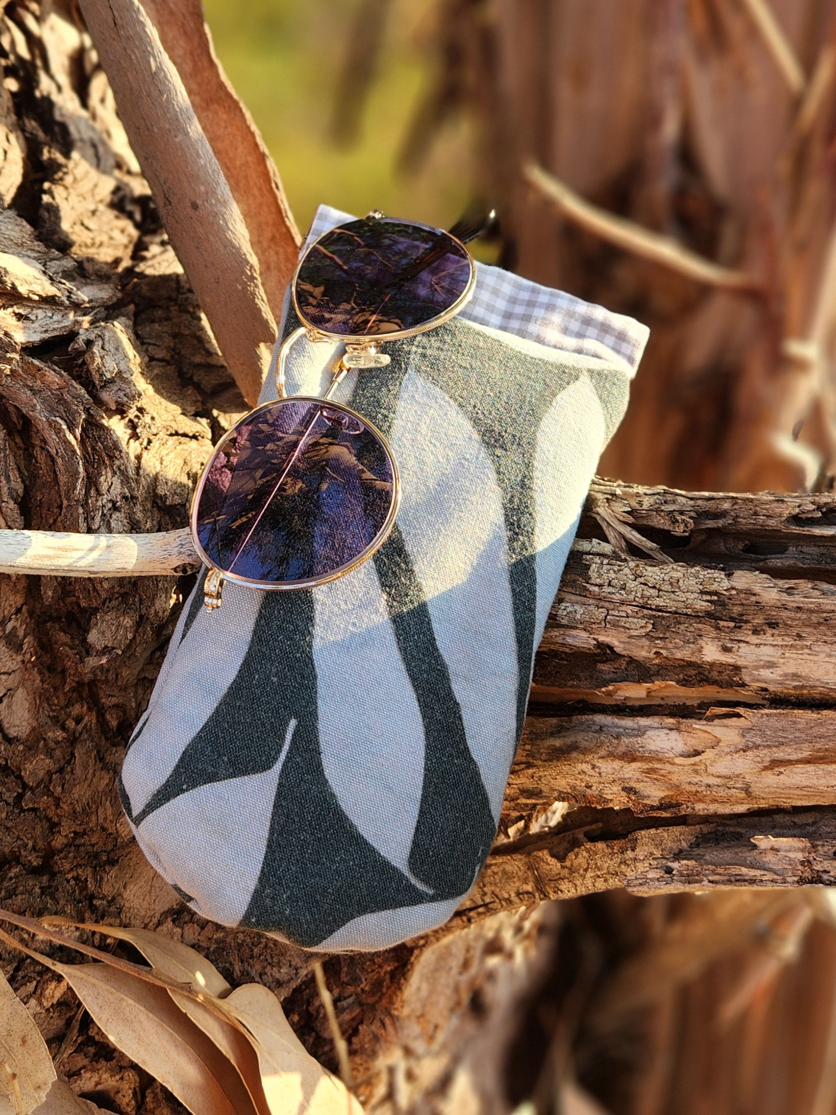 Étui à lunettes clic-clac en lin ancien anthracite et haut vichy avec empreinte d'eucalyptus Marjuti