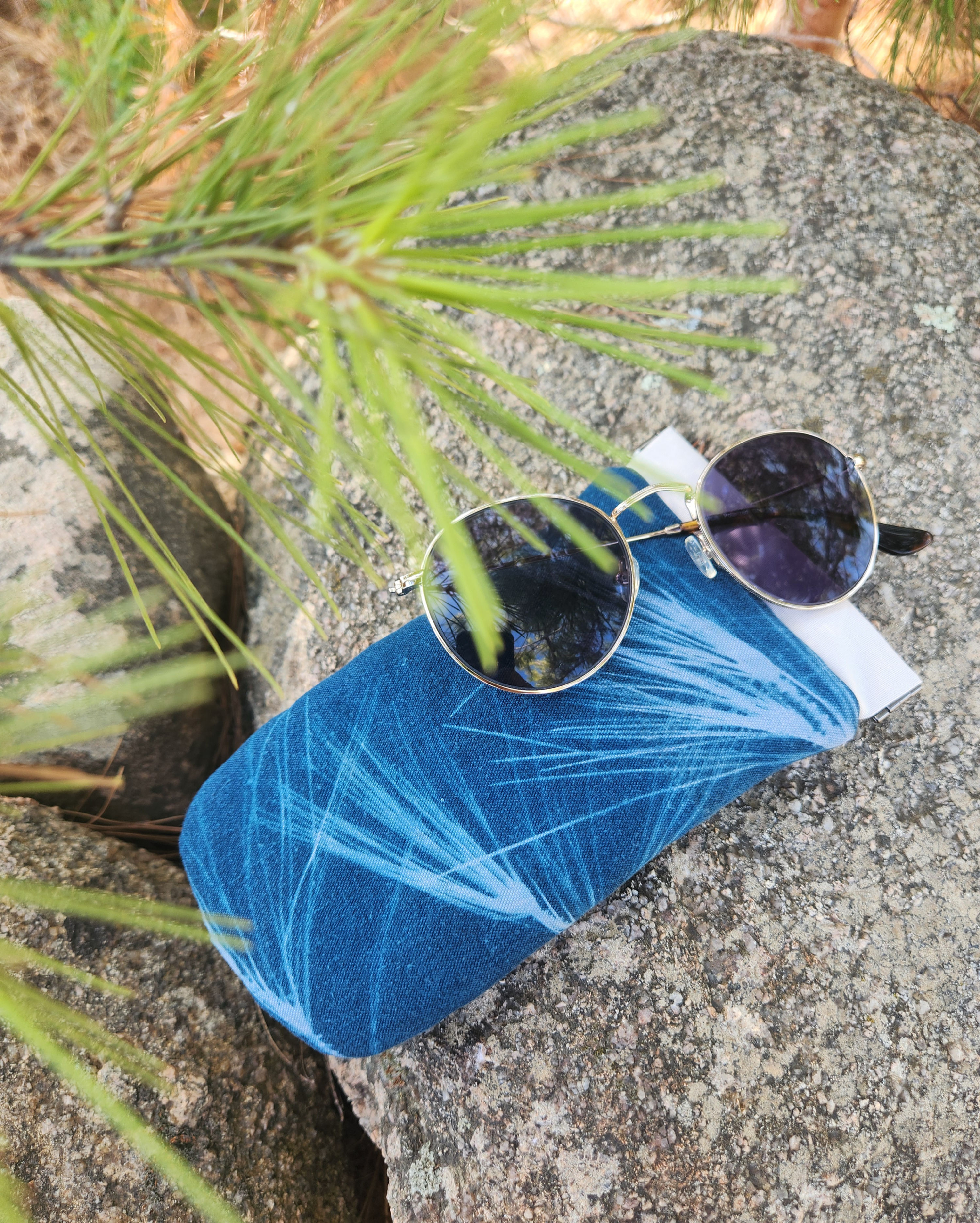 Étui à lunettes clic-clac en lin ancien bleu cyanotype avec empreinte de pin d'Alep Marjuti