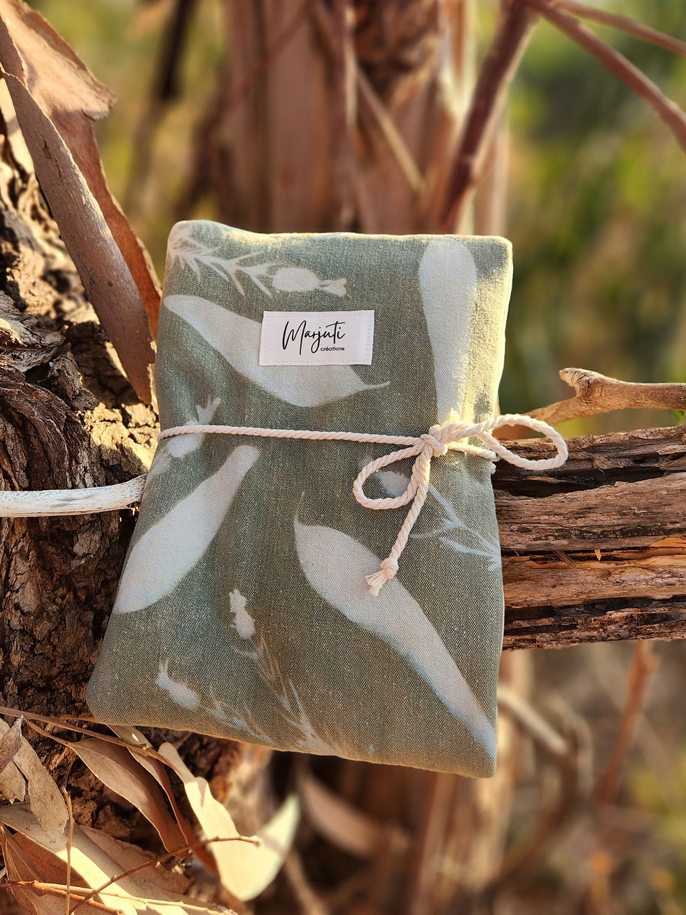 Pochette pour livre de poche en lin ancien kaki doux imprimée de feuilles d'eucalyptus et lavande papillon Marjuti.