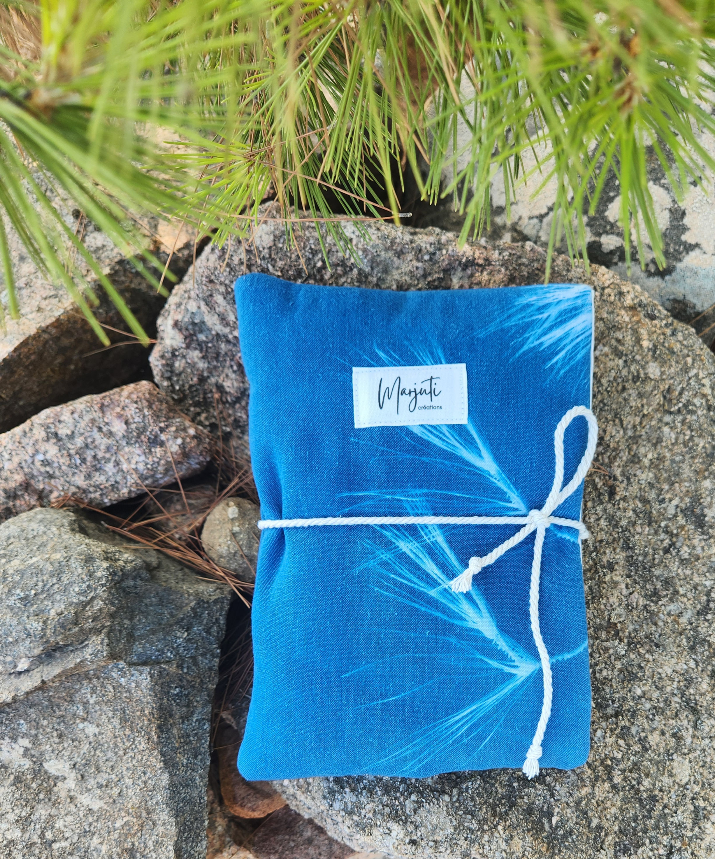 Pochette pour livre de poche en lin ancien bleu cyanotype avec empreinte d'aiguilles de pin d'Alep Marjuti.