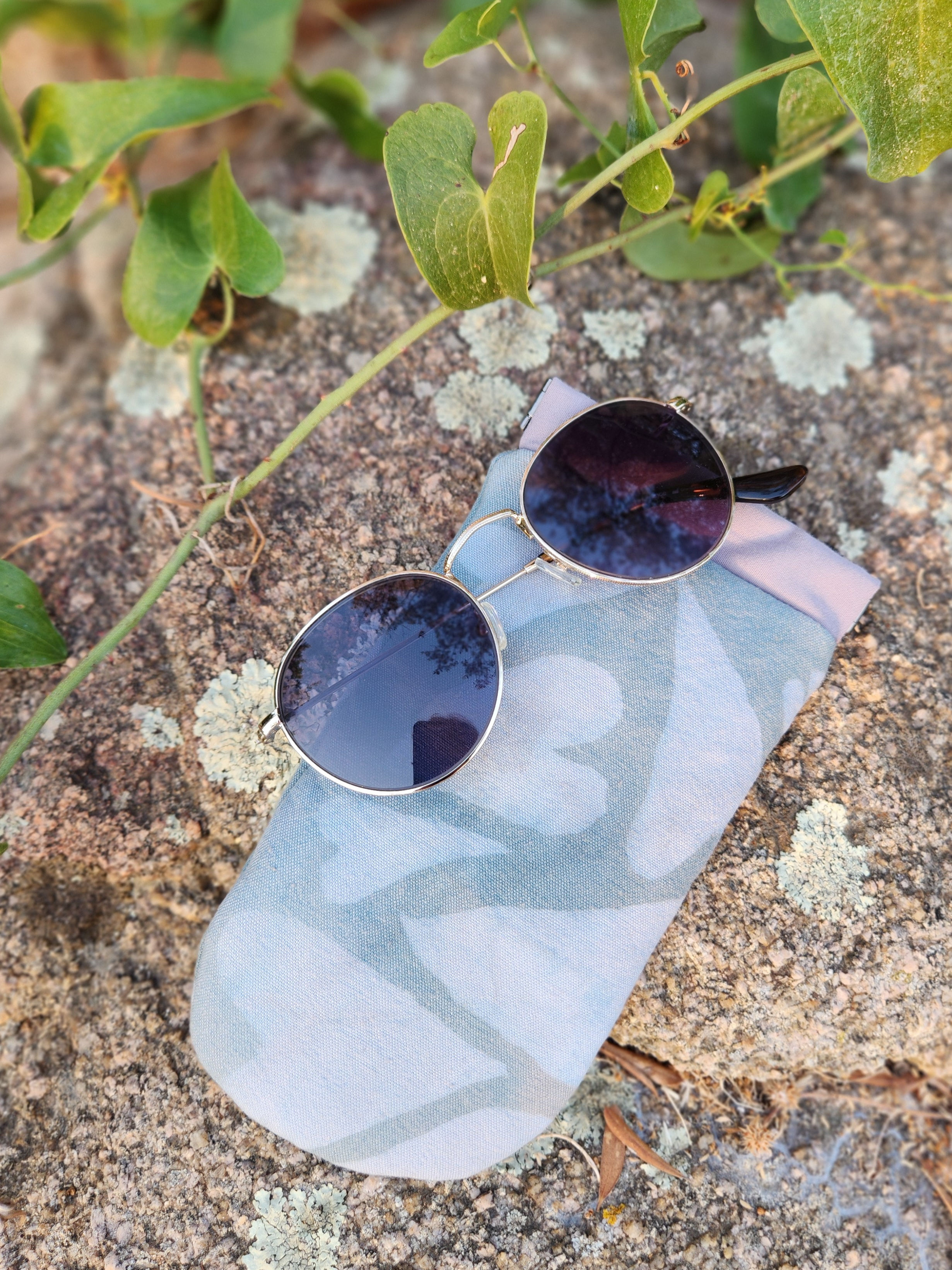 Étui à lunettes clic-clac en lin ancien menthe avec empreinte de feuilles de salsepareille Marjuti