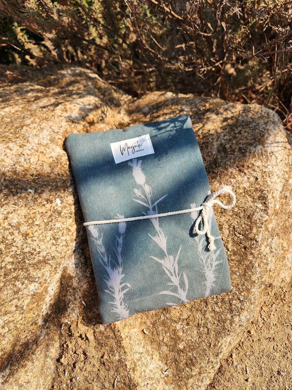 Pochette pour livre de poche en lin ancien bleu-gris avec empreinte de lavande papillon Marjuti.
