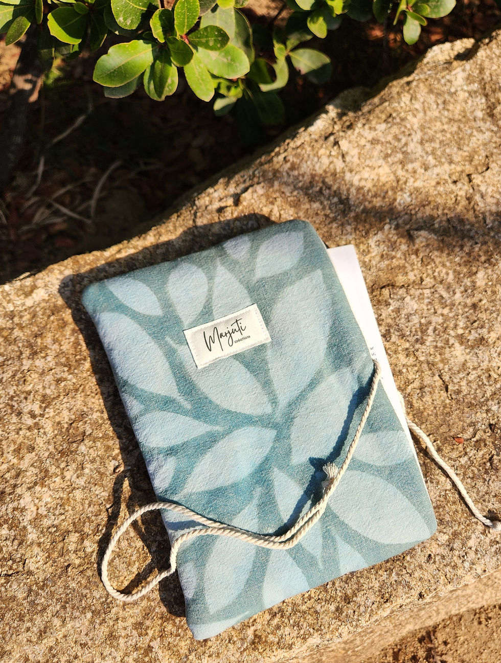 Pochette pour livre de poche en lin ancien vert céladon avec empreinte de feuille d'eucalyptus Marjuti.