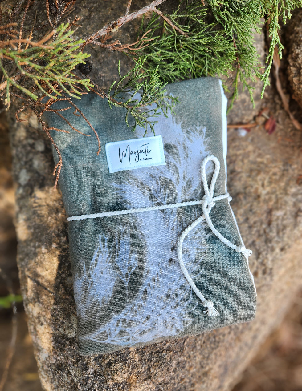 Pochette pour livre de poche en lin ancien vert-de-gris avec empreinte de genévrier de Phénicie Marjuti.