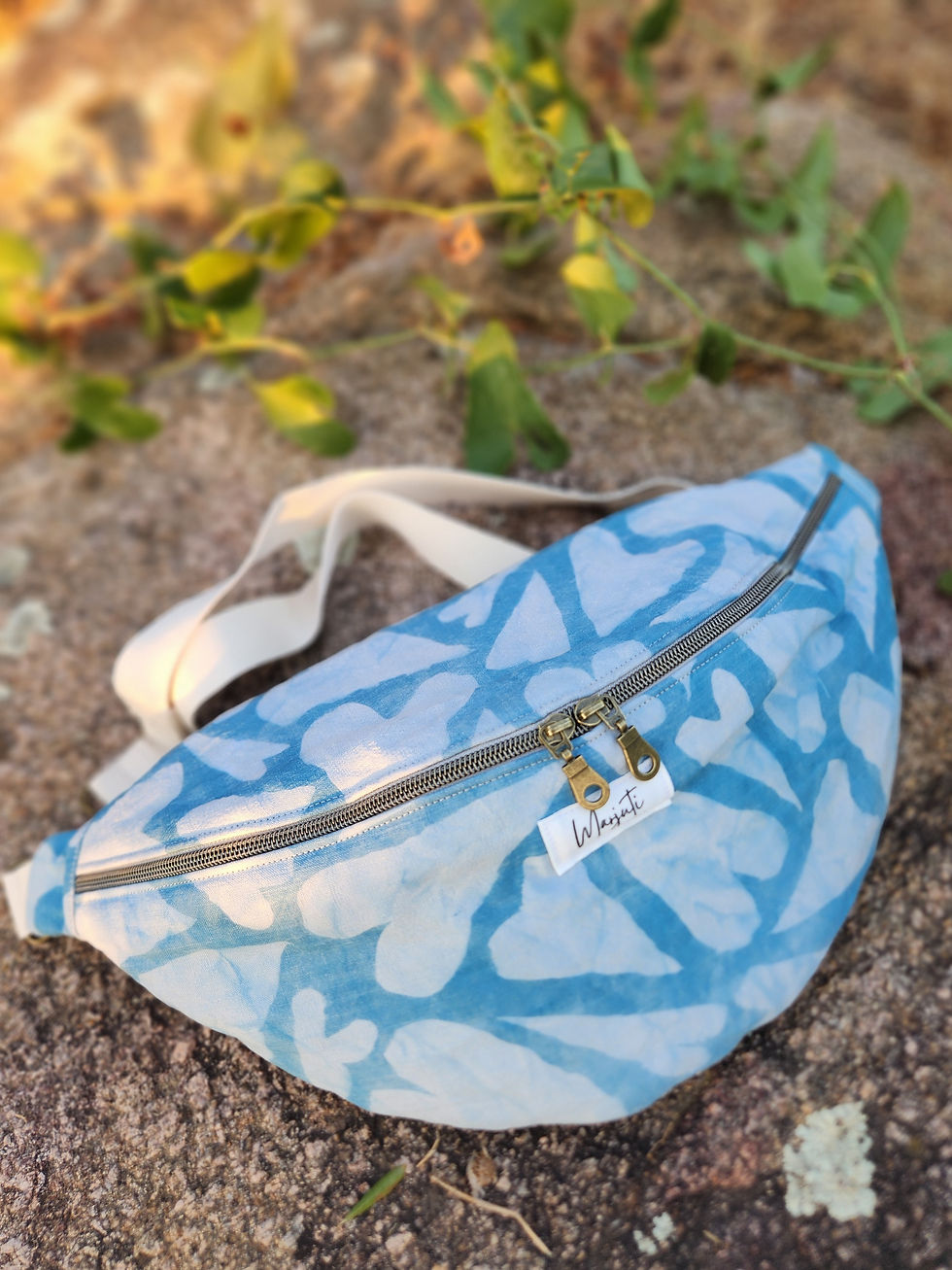 Sac banane XL en lin ancien bleu aqua imprimé de motifs botaniques de salsepareille Marjuti.