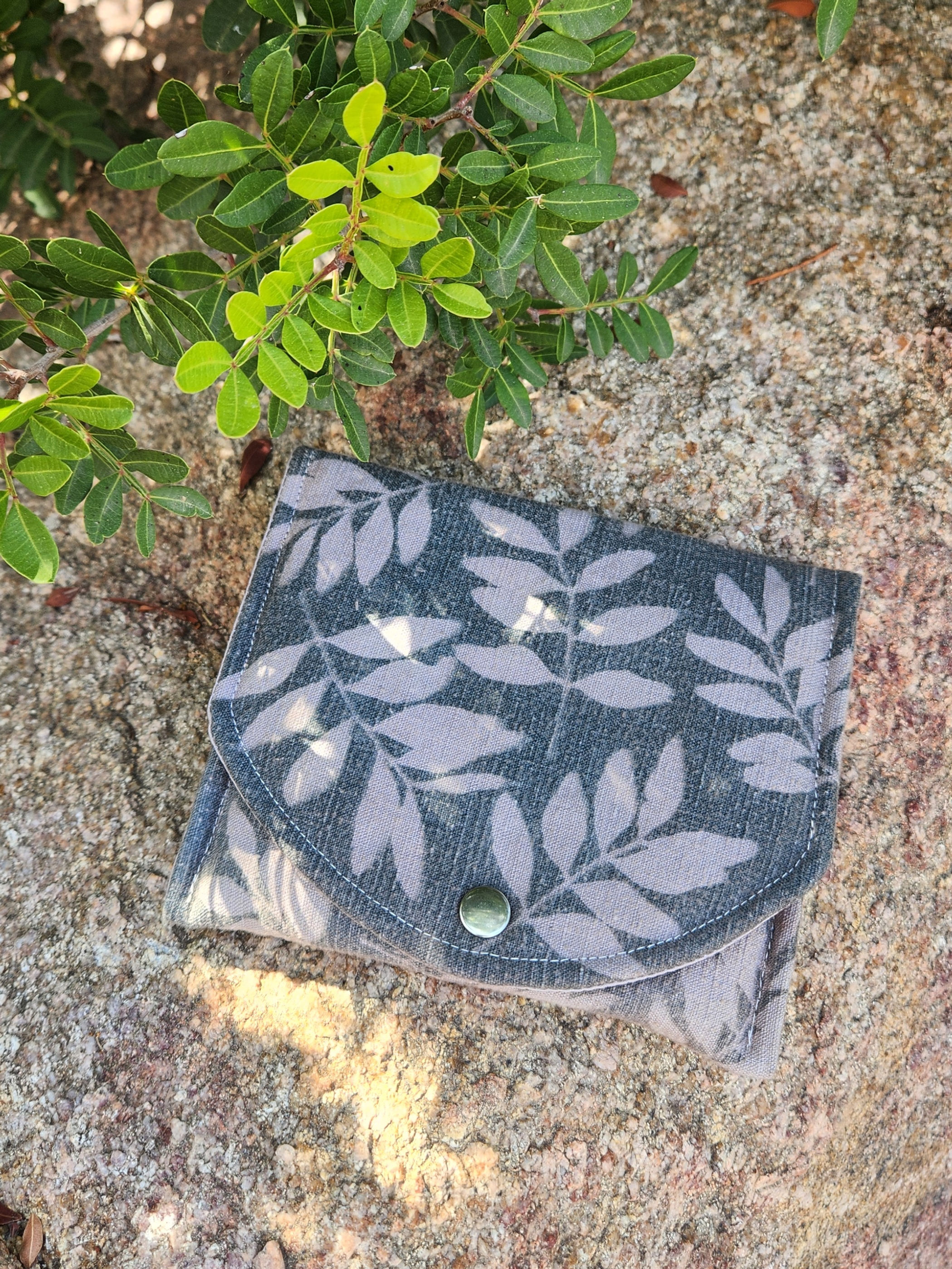 Pochette à pression en lin vintage gris anthracite imprimée de feuilles de lentisque Marjuti.