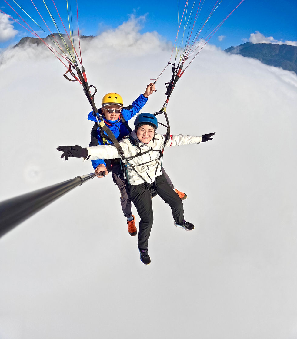 Flying amid the cloud sea with tandem paragliding