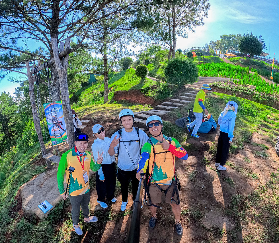 Khách hàng check in cùng đội ngũ Fly Dalat tại điểm bay Lang Biang