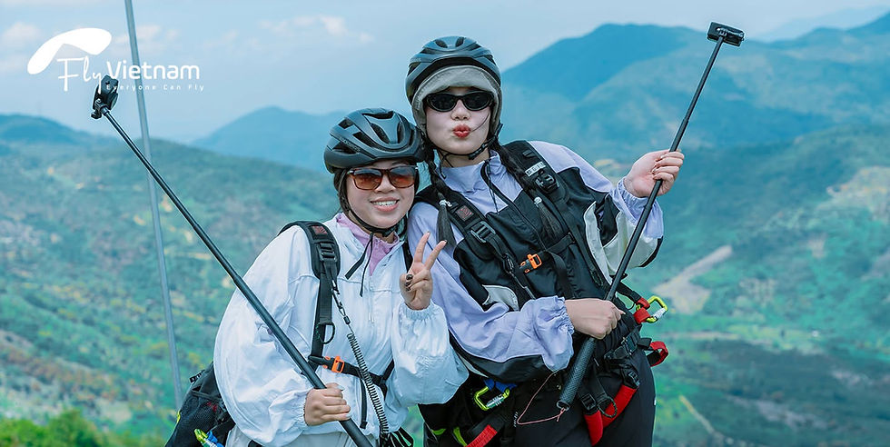 Passengers at Hon En paragliding spot