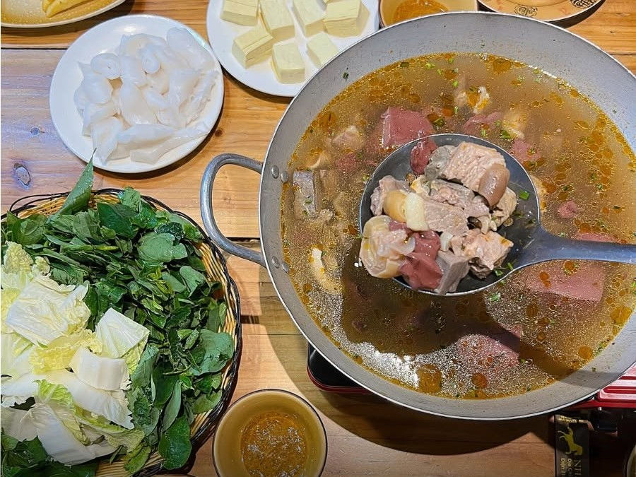 Lẩu thắng cố tại Nhà hàng A Phủ