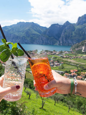 Aperitiv mit Blick auf den Gardasee